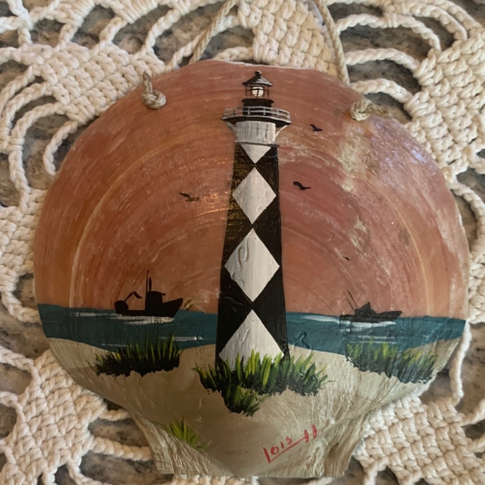 🏷️ 3 for $10
2 Vintage handmade painted shell lighthouses - Picture 2 of 11